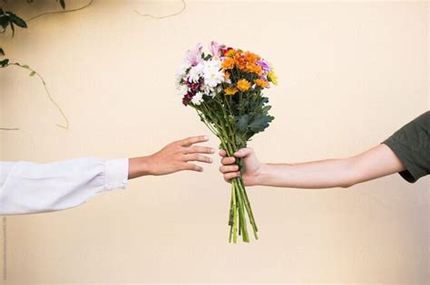 what does it mean when a woman gives a man flowers